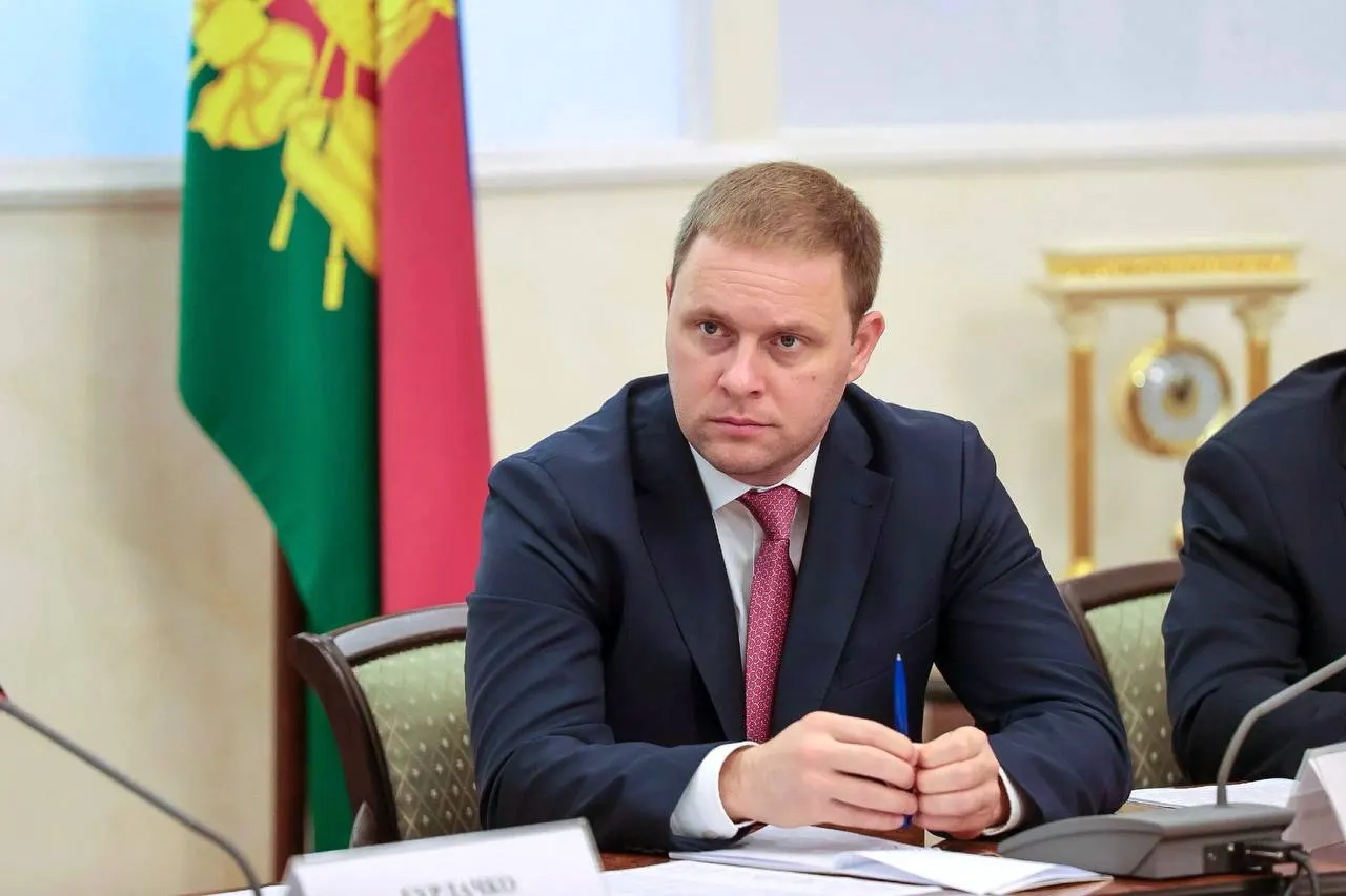 Бывший мэр Анапы назначен на пост главы госкорпорации «Туризм РФ». Швец более десяти лет работал в госуправлении, курировал инвестиции, поддержку малого бизнеса, цифровизацию и развитие туризма; пять лет возглавлял город Анапа.