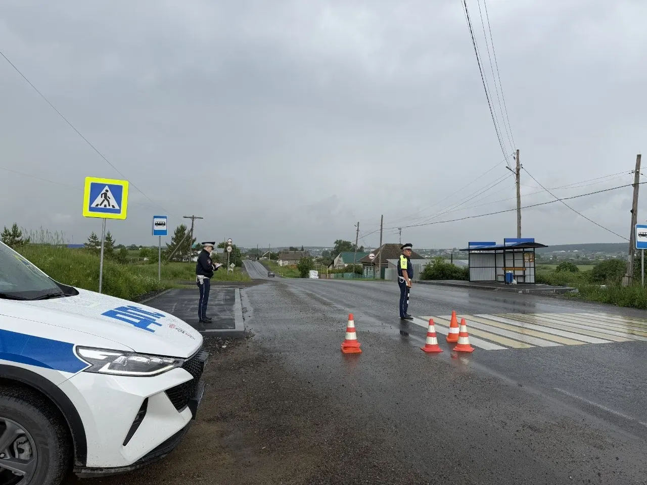 В селе Курьи водитель сбил девочку на пешеходном переходе, купил ей шоколадку и уехал. Ребёнка доставили в районную больницу, полиция просит очевидцев сообщить информацию.