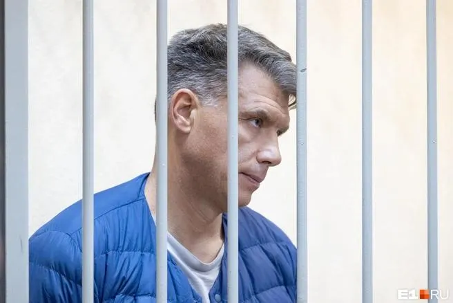 Суд в Екатеринбурге рассматривает дело об убийстве Виктора Терняка. Обвиняемого, которого искали свыше 30 лет, называют бывшим членом ОПГ: он перебрался в Москву и стал совладельцем косметической компании.