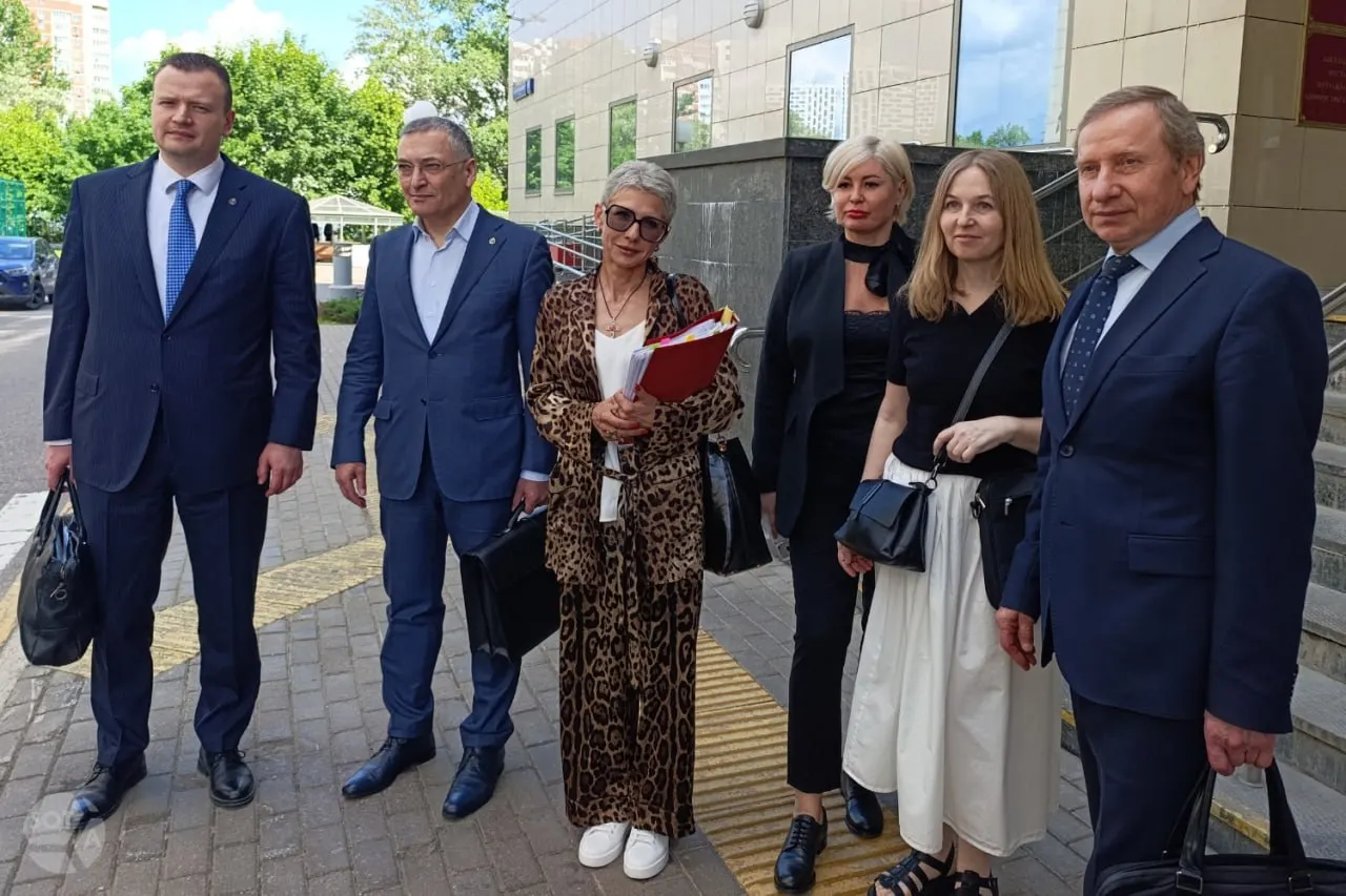 Судебная коллегия оставила в силе решение о лишении адвокатского статуса трёх юристов, которых Минюст просил лишить статуса из‑за длительного отсутствия в России. Защита утверждает, что ведомство превысило полномочия и вопрос должен решать Совет Адвокатской палаты.