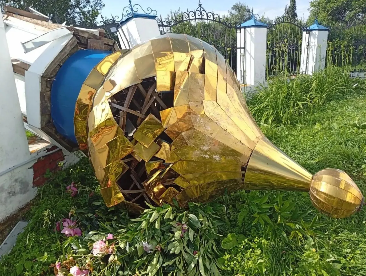 Купол храма Покрова Пресвятой Богородицы, построенного в 1807 году, рухнул; в приходе объявили сбор средств на восстановление.