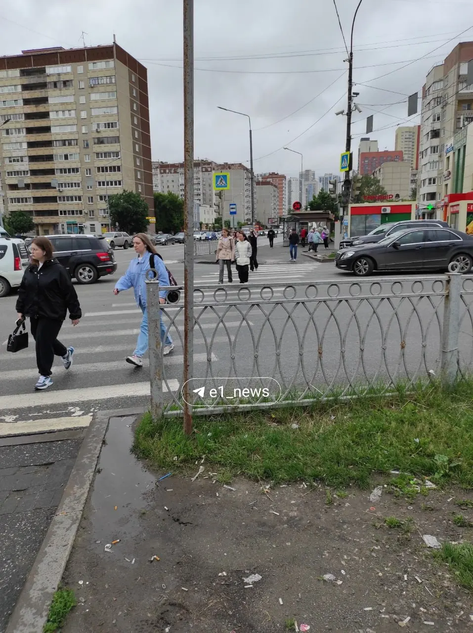 После дождя перестали работать светофоры на перекрёстке Репина — Волгоградская и у ТЦ «Радуга Парк». Просят сообщать о других неисправностях.