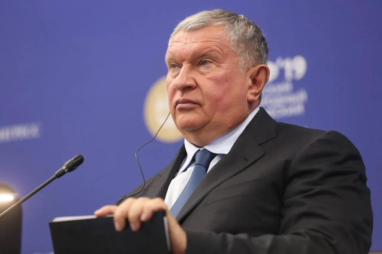 Руководитель нефтяной компании в письме президенту предложил временно приостановить обязательные биржевые продажи, обязать перерабатывать не менее 30% сырья внутри страны и пересмотреть методику расчёта нормативов для вертикально интегрированных компаний.