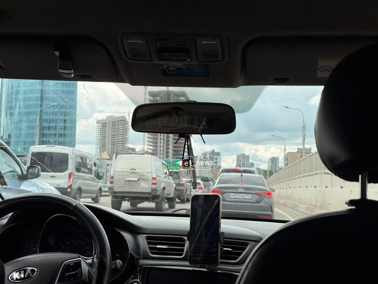 На Макаровском мосту в Екатеринбурге из‑за дорожных работ встало движение — жители жалуются на задержки и сложности с проездом, таксисты стараются объезжать этот участок.