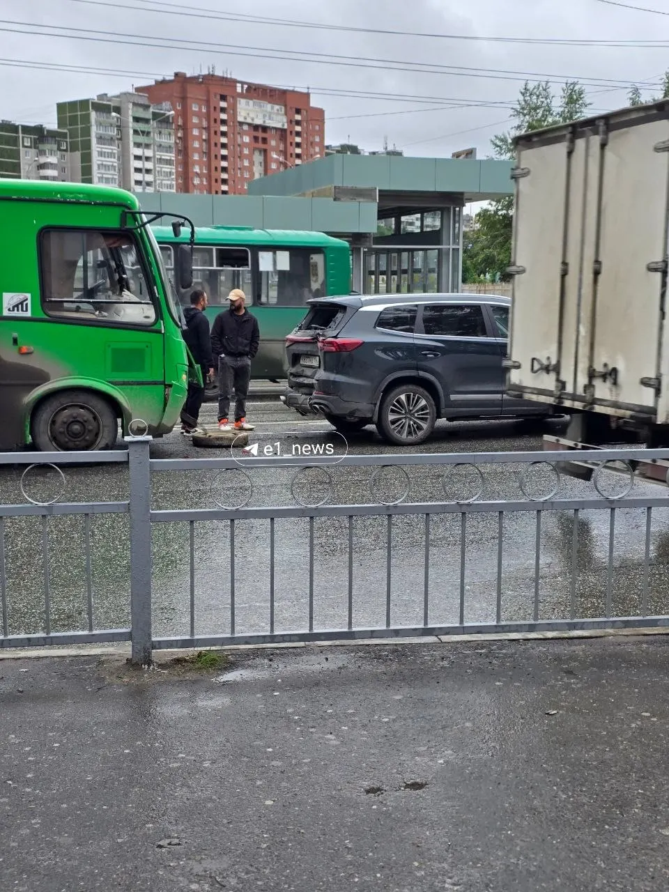 На подъезде к торговому центру «Золотой» образовался «паровозик»: по предварительным данным задето шесть машин и автобус, очевидцы сообщают об отсутствии пострадавших.