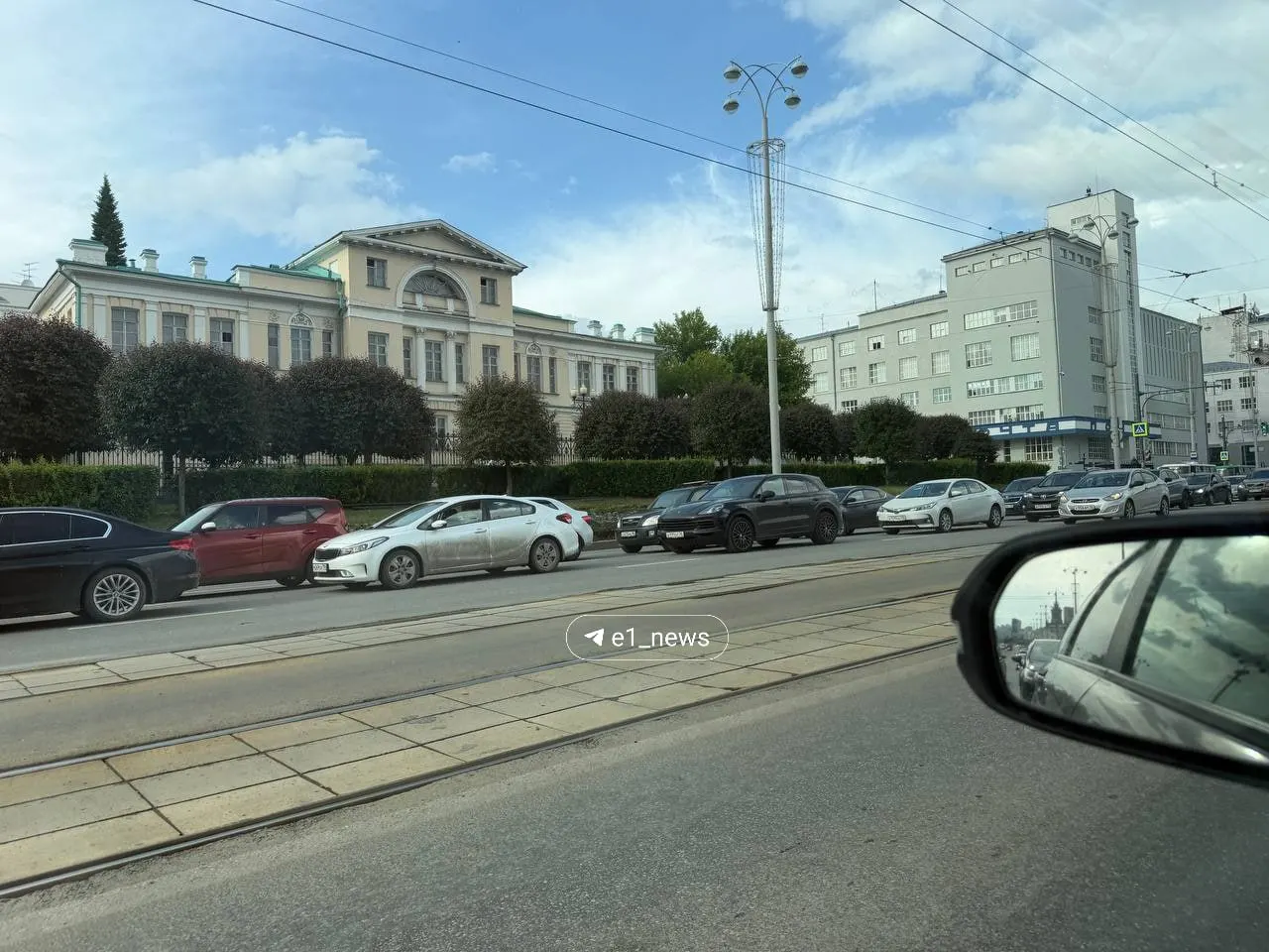 В сторону центра от улицы Луначарского движение почти остановилось: на дороге большая пробка. Учитывайте временные перекрытия при поездке.