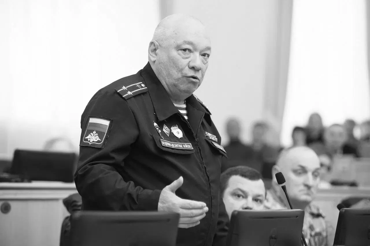 Григорий Григорьев умер во время встречи выпускников в Новосибирске. По словам представителей союза десантников, причиной стала внезапная остановка сердца.