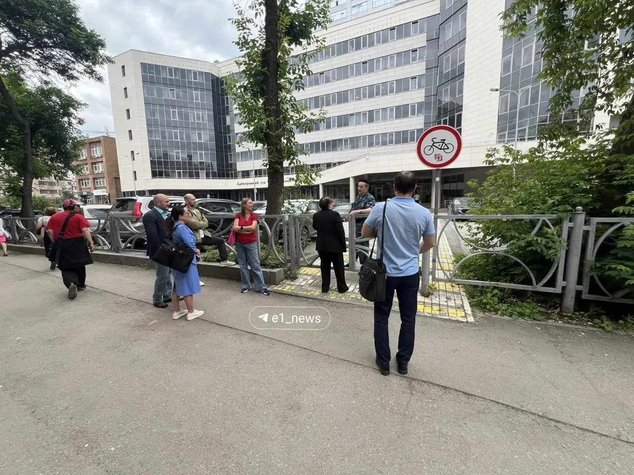 Утром в здании началась эвакуация: с 11:00 посетителей не пускают внутрь, судебные заседания переносятся. Информация уточняется.