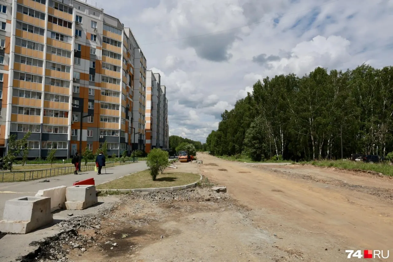 Техника, которая работала во время визита мэра, остановилась: жители жалуются, в комитете заявляют, что это график отпусков. Подрядчик обещает завершить 400‑метровый участок к октябрю.