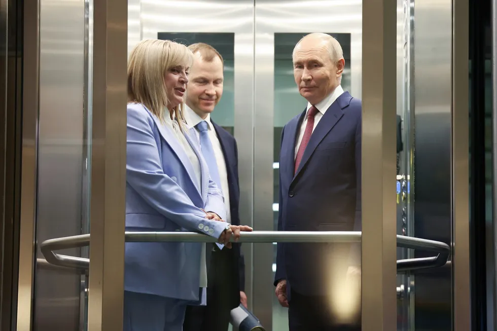 Руководители силовых структур предлагают перенести или отменить выборы в Госдуму на фоне ухудшения экономики и падения рейтингов «Единой России». В администрации президента и политблоке придерживаются разных точек зрения; решение пока обсуждается на уровне разговоров.