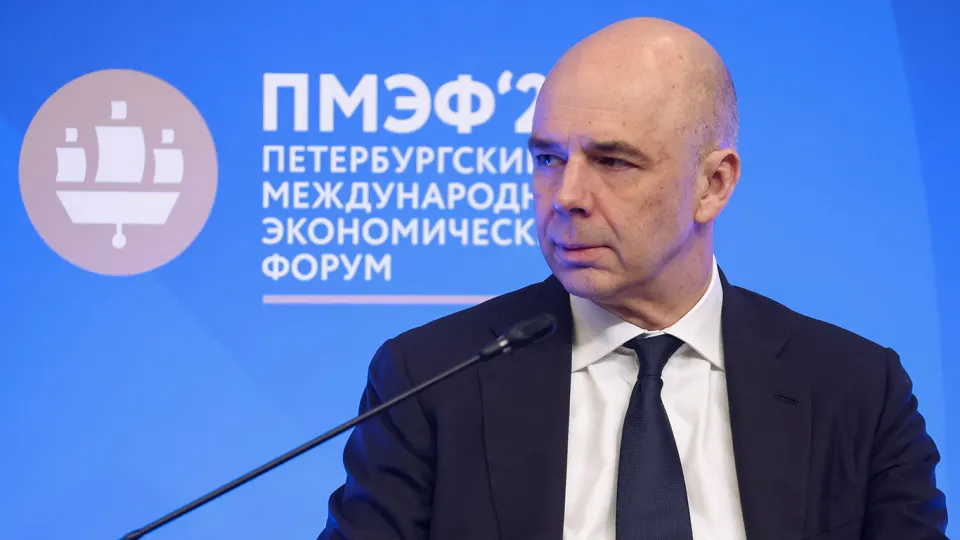 По оперативной оценке за первый квартал, доходы федерального бюджета по итогам года могут составить 38,2 трлн руб. — это на 2,1 трлн (5,2%) меньше, чем заложено в законе. Недобор связан с падением нефтегазовых поступлений и укреплением рубля.