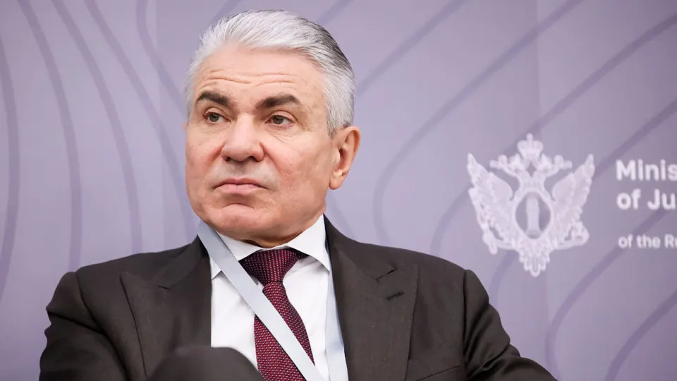 Заместитель министра юстиции заявил о необходимости внедрить в нейросети «фильтры национальной безопасности», возложить ответственность за их работу на владельцев моделей и предусмотреть финансовую, административную или уголовную ответственность; одновременно обсуждается курс на «суверенные» модели ИИ.