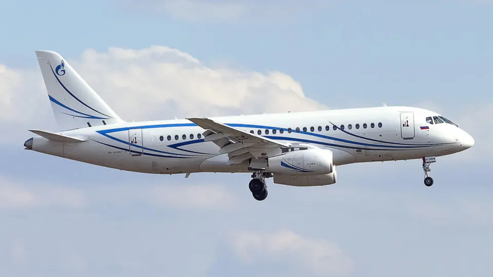 Капоты второго двигателя самолёта Sukhoi Superjet 100 авиакомпании Red Wings оторвались сразу после взлёта. Экипаж вернулся и благополучно сел в Екатеринбурге. Это уже четвёртый зафиксированный случай отрыва капотов на Superjet.