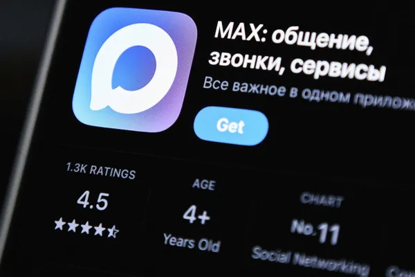 25 июня из App Store исчезли приложения VK и ещё ряд сервисов холдинга. В министерстве считают действия Apple политически мотивированными и обратились в ФАС для проверки; в Кремле призвали переходить на альтернативные платформы.