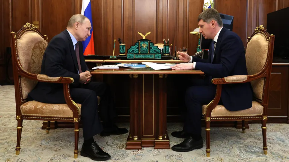Президент потребовал роста инвестиций, однако министр признал, что сроки восстановления неизвестны: инвестиции сжимаются из‑за высоких ставок, бюджетной экономии, потери доверия бизнеса, последствий разрыва внешних связей и риска изъятия активов.