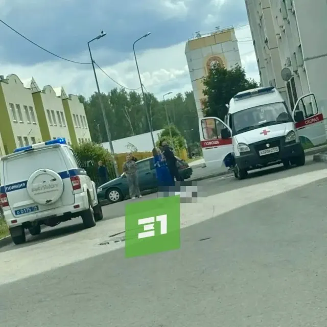 Скорая и полиция прибыли на место, но спасти подростка не удалось. Следственный комитет сообщает, что признаков преступления не установлено, обстоятельства выясняются.