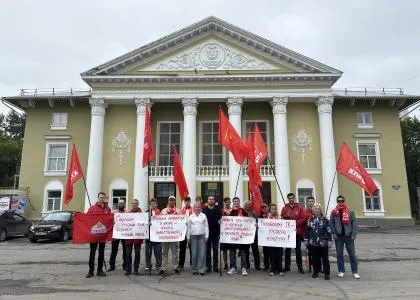 Администрация Перми не согласовала митинг коммунистов в центре города в день рождения Пушкина и День русского языка, предложив провести акцию на окраине. Активисты пришли к памятнику без партийной символики и не обнаружили там заявленных властями мероприятий.
