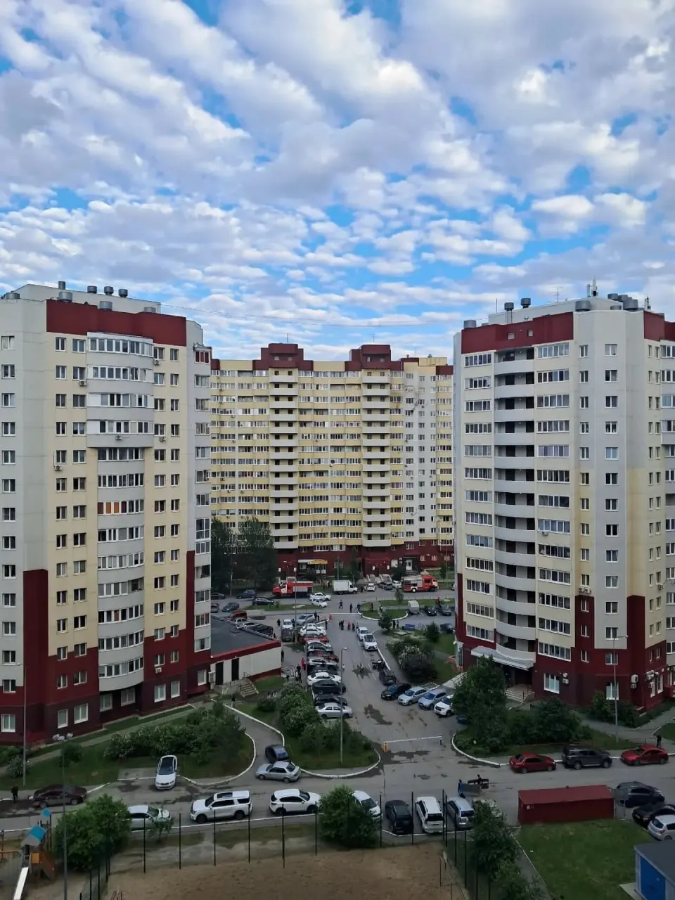 Пожар в квартире на 13-м этаже на улице Василия Гольцова ликвидировали, мужчину вынесли на носилках — личность и обстоятельства выясняют.