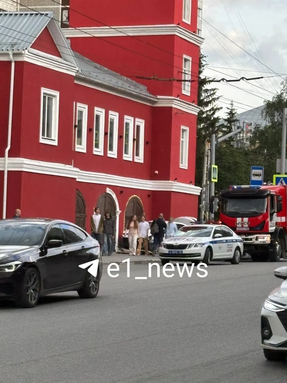 Автомобиль выехал на тротуар и столкнулся с только что отремонтированным зданием пожарной части. О пострадавших официально не сообщалось, информацию уточняют в ГИБДД.