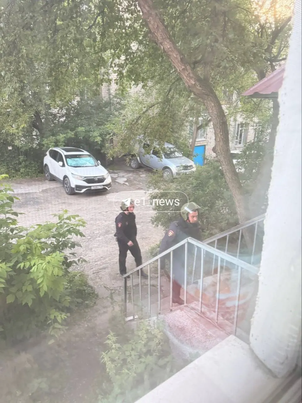 Суд вместо ареста избрал подозреваемому запрет определённых действий. Потерпевший, знакомый с подозреваемым, находится в больнице в стабильном состоянии; против нападавшего возбуждено уголовное дело.