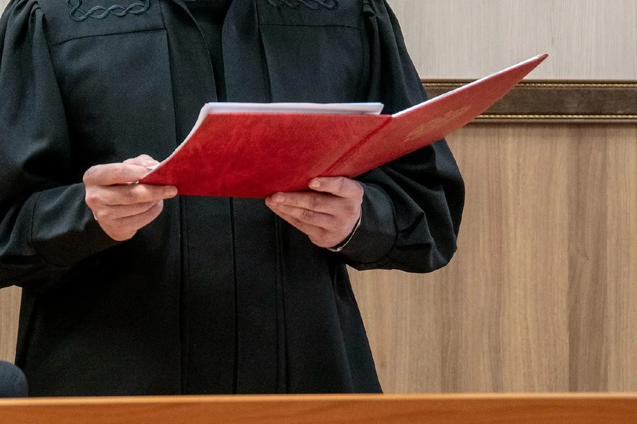 Суд подтвердил наказание заместителю главы Карпинска: прокуратура и ГИБДД выявили скользкие накатники, сугробы у переходов и неубранный рыхлый снег на тротуарах.