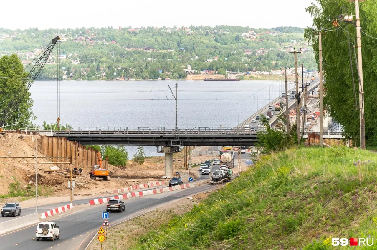 На подъезде к Чусовскому мосту из-за работ по путепроводу сохраняется «бутылочное горлышко», вызывающее пробки. Новый путепровод планируют сдать осенью, все работы — к июлю 2027 года.
