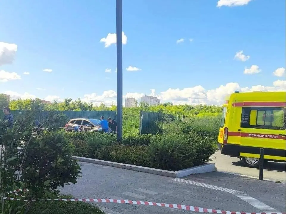 26 июня около 10:00 под окнами многоэтажки на Полевой нашли человека — прибывшие медики констатировали смерть.