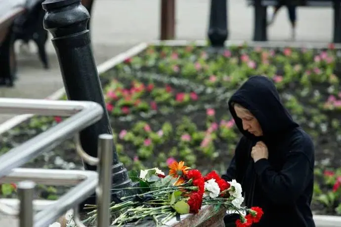 Жители оставляют цветы у храма в память о четырёх погибших в аварии 10 июня: 25‑летнем гимнасте, сотруднице Минэкономики и матери с ребёнком, возвращавшихся из театра.