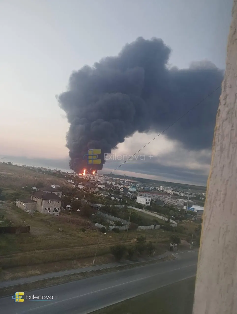 В результате удара беспилотников в районе Керченского пролива возникли пожары, есть погибшие и раненые. Повреждены нефтебаза в порту и жилой многоквартирный дом.