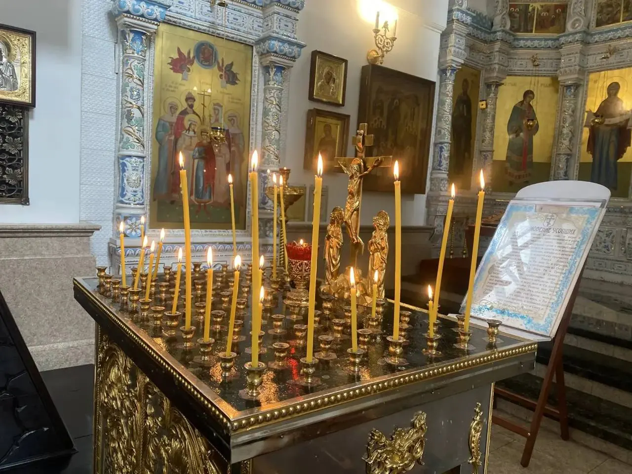 Церемония памяти по погибшим в ДТП вечером 10 июня начнется в 15:00 в храме «Большой Златоуст» в Екатеринбурге.