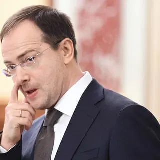 Помощник президента предложил закрепить за студентами бюджетных мест обязательные трудовые контракты и распределение по месту работы — аналогично советской практике. Инициатива вызывает опасения из‑за ограничения выбора молодых специалистов и усиления административного подхода к кадровой политике.