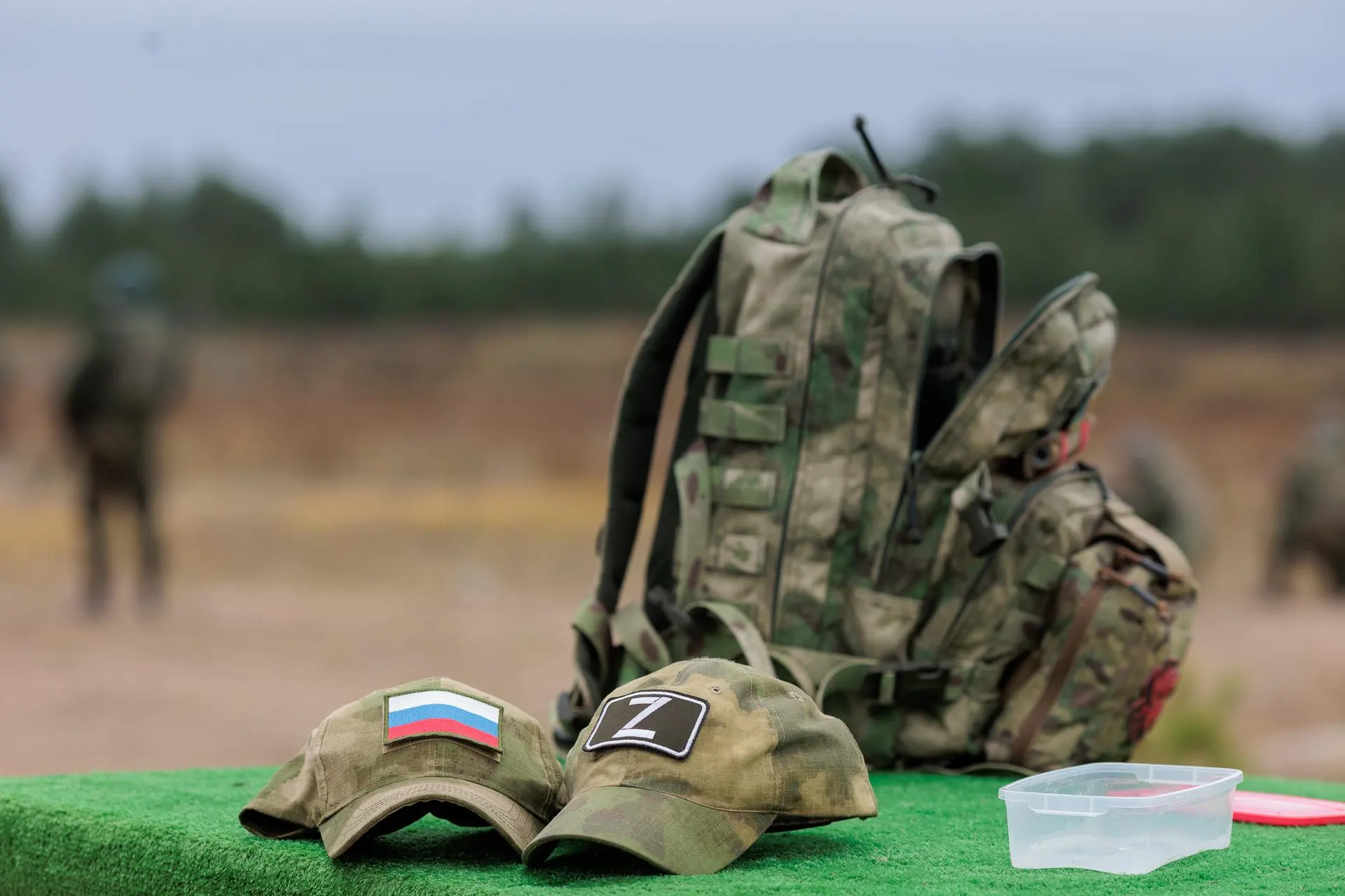 Злоумышленники убеждали солдат подписать контракты, оформляли на них банковские карты и выводили средства через фиктивные браки. По двум эпизодам ущерб превышает 6 млн рублей, следователи проверяют до 20 аналогичных случаев.