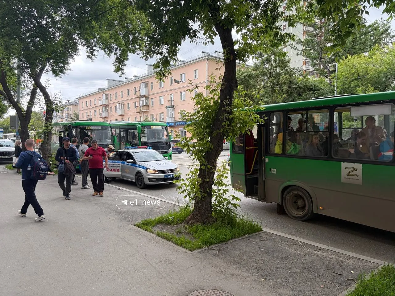 Пассажиры сообщают, что на остановке «Фрунзе» в Екатеринбурге полицейские проверяют практически все автобусы; в распоряжении очевидцев — фотографии с места.