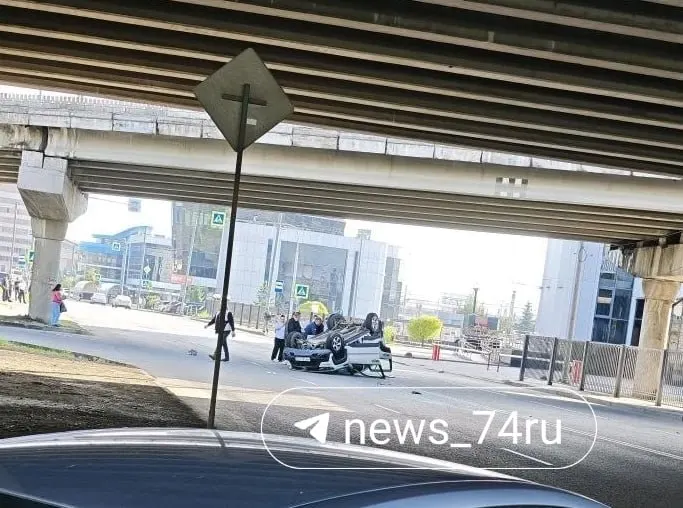 Под мостом столкнулись Haval и «Лада Нива», «Нива» опрокинулась — по данным ГАИ обошлось без пострадавших.