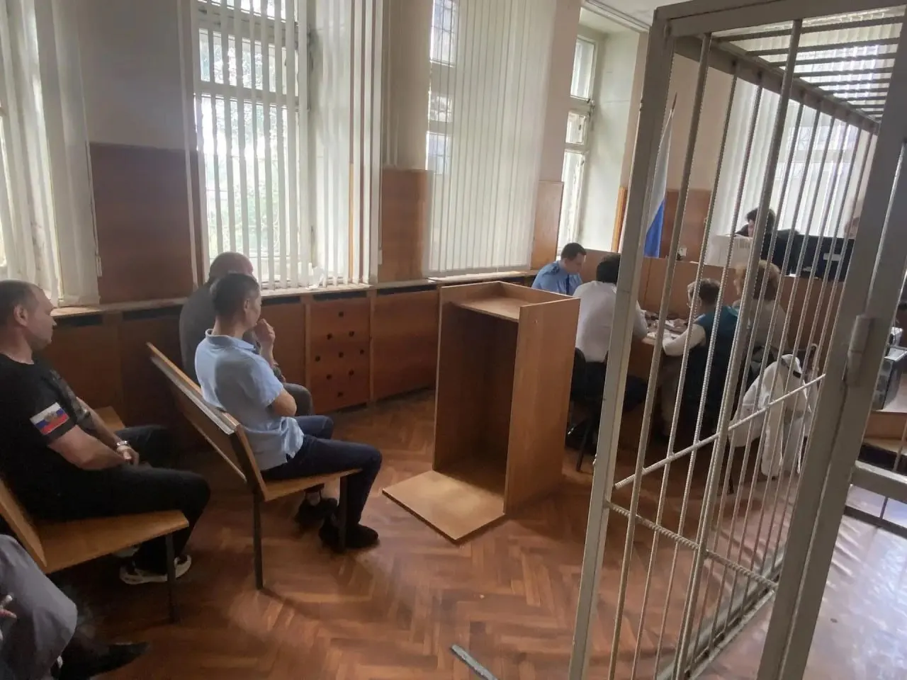Экс‑начальник и двое сотрудников СИЗО‑1 признаны виновными в халатности и оштрафованы; двоим сбежавшим назначены сроки в колонии строгого режима.