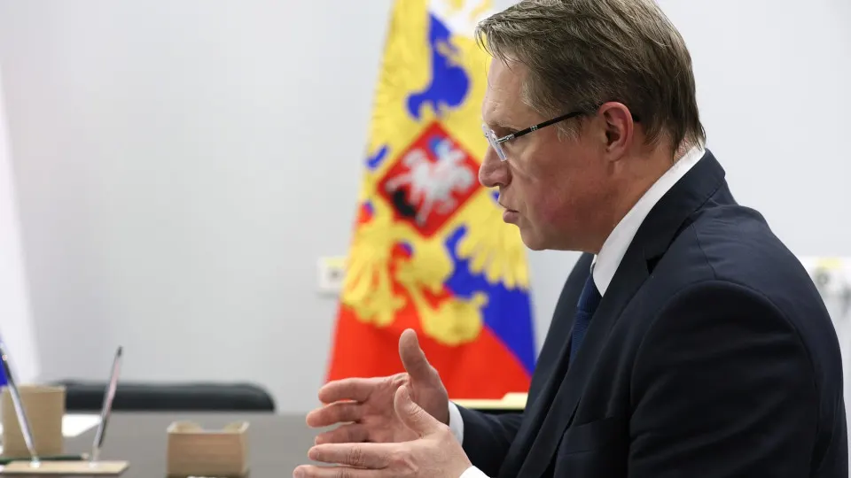 Минздрав сообщил, что большинство ординаторов обучаются по целевым договорам; приём в медицинские программы значительно вырос с 2020 года. Для выпускников медиавузов действует закон об обязательной отработке до трёх лет с возможной штрафной компенсацией.