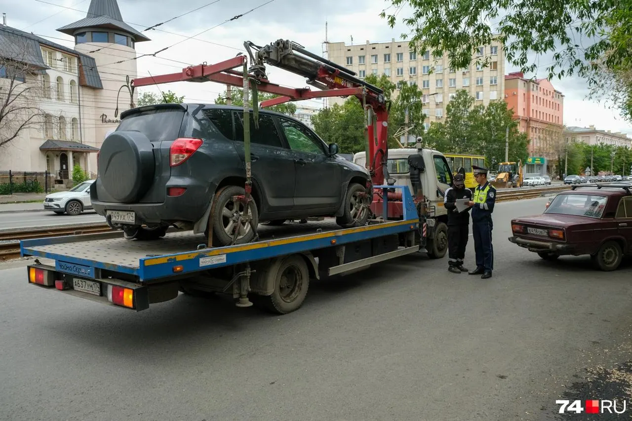 В мессенджере запущен тестовый бот, который по номеру автомобиля подсказывает, на какую штрафстоянку его увезли; пока подключены две площадки в Челябинске.
