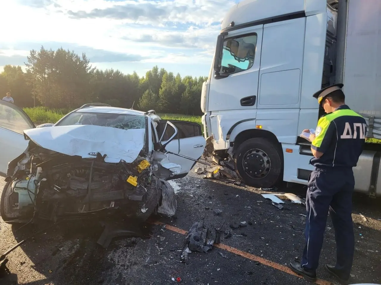 Столкновение KIA Rio и грузового КамАЗ на трассе Тюмень—Екатеринбург 26 июня; девочка-пассажирка скончалась, отец — в больнице, водитель фуры не пострадал.