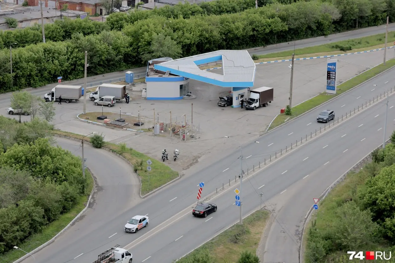 На дорогах и у завода в Ленинском районе жители заметили несколько постов ДПС, военных с чёрными номерами и перекрытия: в городе, как сообщают, ожидают визита зампреда Совета безопасности РФ Дмитрия Медведева.