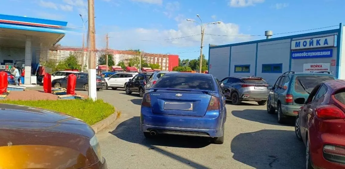 В Санкт-Петербурге, Казани, Барнауле, Тюмени, Вологодской и Пензенской областях на АЗС ввели ограничения — чаще всего 30–40 литров за заправку; в некоторых регионах отменили продажу в канистрах и постоплату.