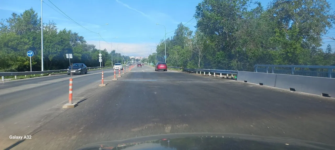 Движение по обновлённому мосту запустили на полтора месяца раньше ожидаемого срока — ремонт велся по частям с осени прошлого года и вызывал серьёзные пробки.
