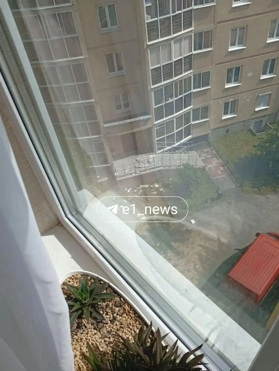 В Заречном на улице Готвальда с 11 и 10 этажей обрушились плиты и пенопластовые конструкции; жильцы и ТСЖ подтверждают, что пострадавших нет, причины выясняют.