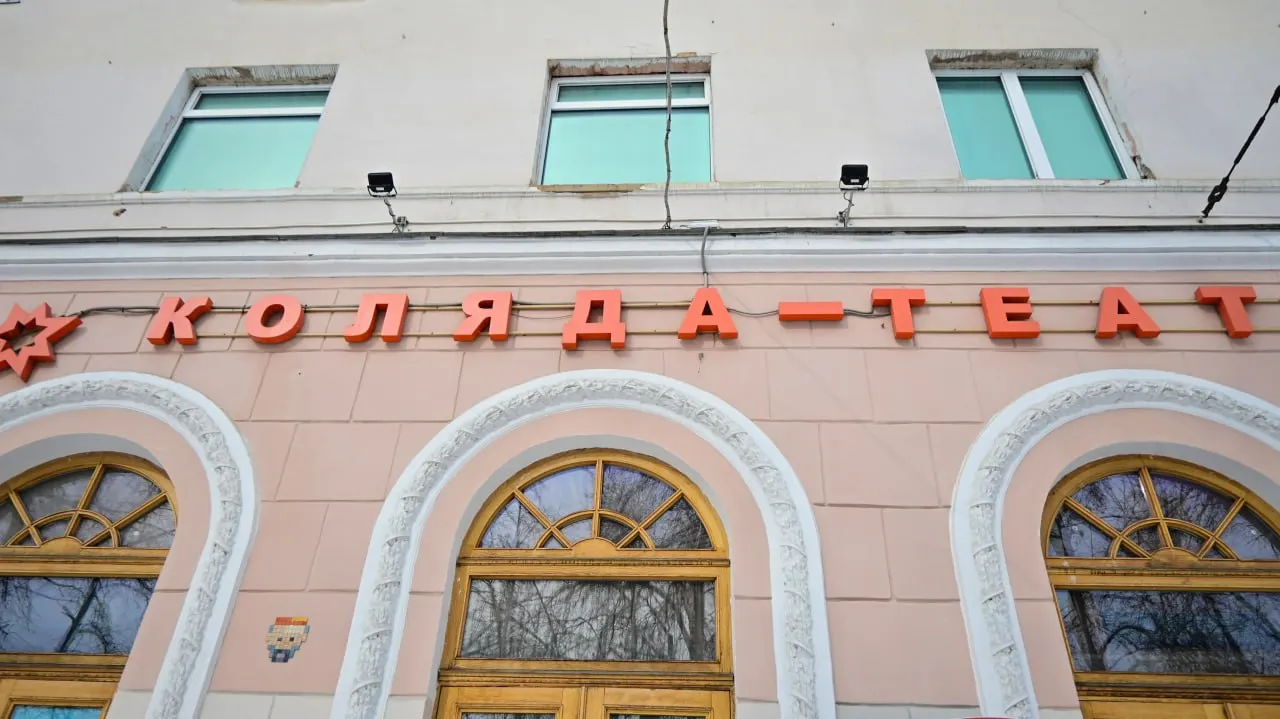 Кировский районный суд признал заместителя директора театра Эку Вашакидзе официальным учредителем АНО «Коляда-театр». Решение предотвратило угрозу ликвидации организации после смерти Николая Коляды.