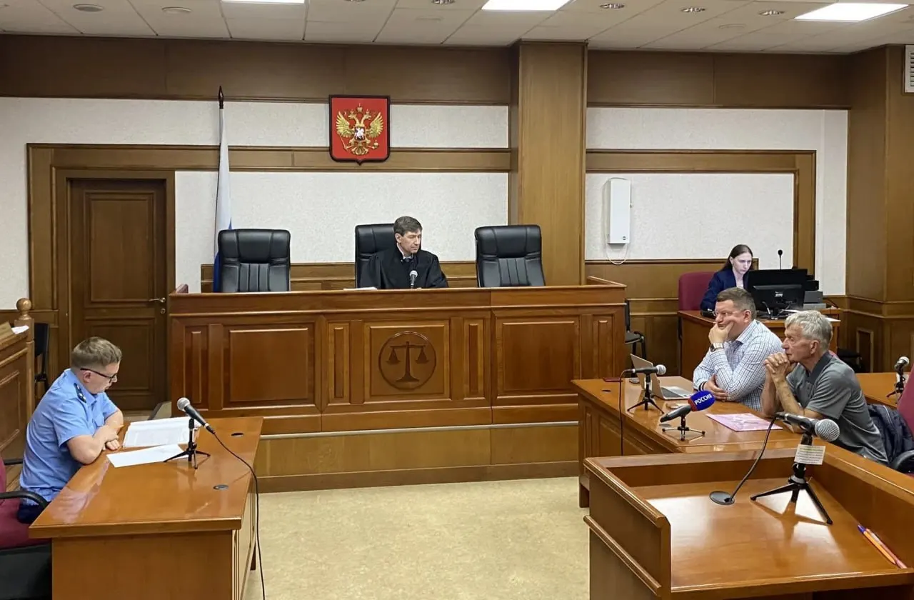 Дело Виктора Казакова о якобы осквернении мемориала и реабилитации нацизма вернули в прокуратуру и повторно начали рассматривать в судах Свердловской области. Экспертиза посчитала публикацию осквернением воинской славы, текст надписи не уточняется.
