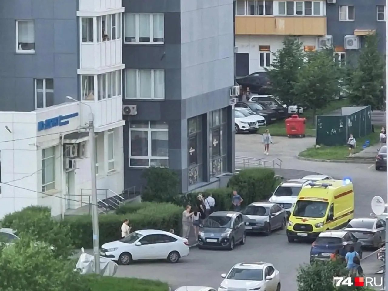 Трагедия произошла 18 июня на Тополиной аллее: реанимация не спасла подростка, правоохранители рассматривают версию несчастного случая.