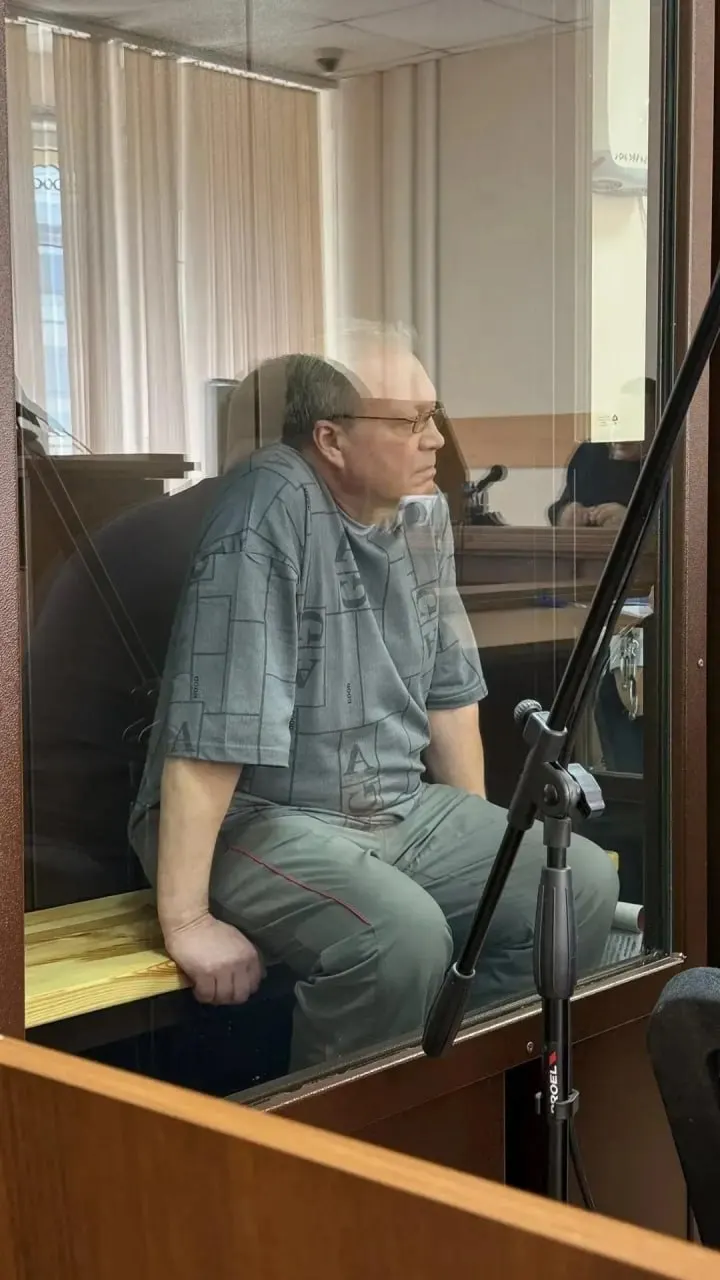В Центральном районном суде Тюмени прошло первое заседание по делу о мошенничестве в крупном размере: 84‑летнего мужчину убедили снять все сбережения, обменять их на золото и передать подозреваемому — ущерб оценивают в ~15 млн рублей.