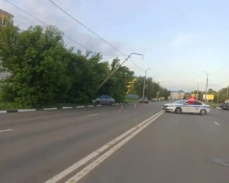 Вечером пьяный водитель Nissan не справился с управлением и врезался в опору линий электропередачи в районе дома №159; пострадавшему назначено амбулаторное лечение, на водителя составлен протокол и грозят штраф и лишение прав.