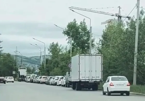 В ряде регионов ограничили отпуск топлива — из‑за повышенного спроса и логистических проблем на АЗС вводят лимиты на бензин и дизель. Ситуацию усугубило сокращение работы НПЗ после атак на объекты топливной инфраструктуры.