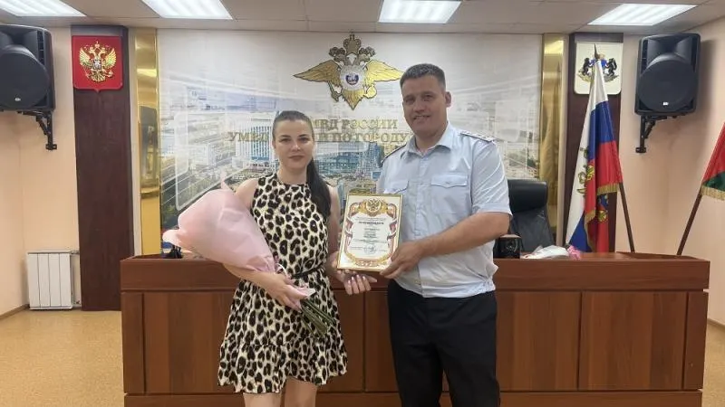 Юлия Алферова отреагировала на крики в подъезде в микрорайоне Лесобаза и помешала мужчине увести ребёнка. В полиции отметили, что её действия помогли предотвратить преступление.