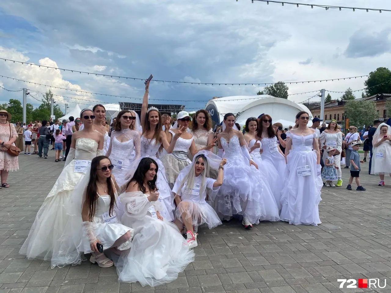 Необычный забег на 1 586 метров собрал свыше пятидесяти участниц: каждая рассказала историю своего платья, а одна из невест сразу после финиша отправилась регистрировать брак.